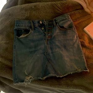 I’m selling an old navy jean skirt. it’s a size L (10/12), & barely worn.